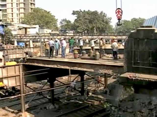 मुंबई में 18 घंटे के मेगा ब्लॉक के बाद तोड़ दिया गया 136 साल पुराना रेलवे पुल
