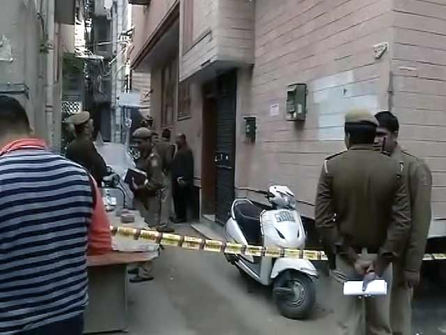 दिल्ली में ट्रिपल मर्डर, गला दबाकर मां-बाप और बेटे की हत्या