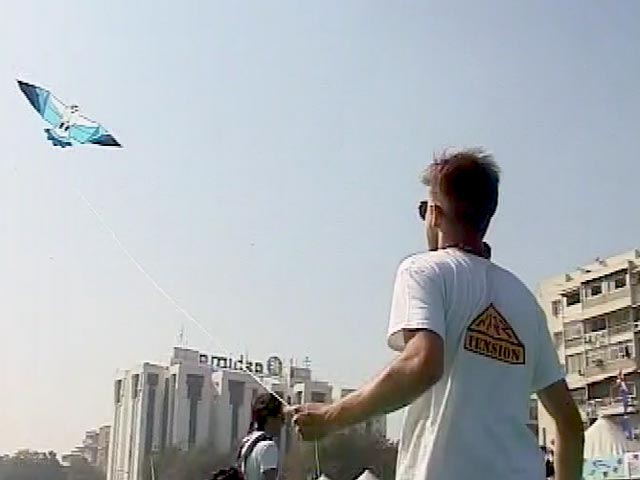अहमदाबाद में पतंग महोत्सव का मजा बिगड़ा, हवा न चलने से फीका रहा आयोजन