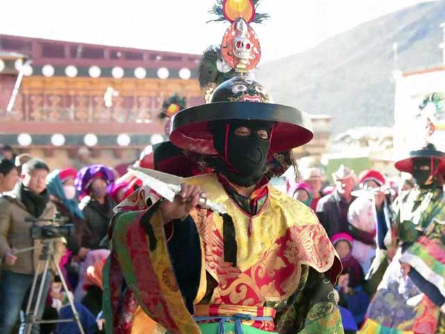 Video : Dances With Monks at Tibetan Festival