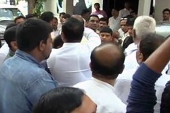 मुंबई : राहुल गांधी के दौरे को लेकर आपस में भिड़े कांग्रेसी नेता मुंबई : राहुल गांधी के दौरे को लेकर आपस में भिड़े कांग्रेसी नेता