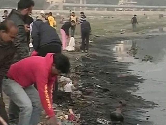 Video : 'Stench at the Yamuna Ghat is Overpowering': Swachh India Volunteer