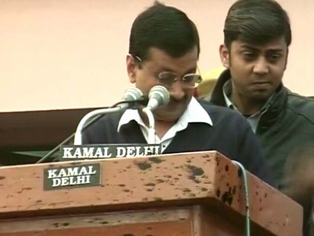 ऑड-ईवन पर धन्यवाद देने के कार्यक्रम में सीएम केजरीवाल पर महिला ने फेंकी स्याही