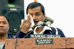 सीएम केजरीवाल पर स्याही फेंके जाने की घटना पर सियासत तेज सीएम केजरीवाल पर स्याही फेंके जाने की घटना पर सियासत तेज