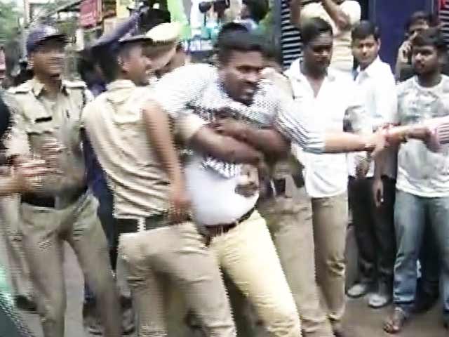 Videos : हैदराबाद में छात्र की खुदकुशी मामला : मंत्री दत्तात्रेय के घर के बाहर प्रदर्शन