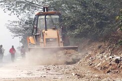 पीएम मोदी के दौरे के लिए गुड़गांव में सड़क का मलबा अरावली जंगल में फेंका पीएम मोदी के दौरे के लिए गुड़गांव में सड़क का मलबा अरावली जंगल में फेंका