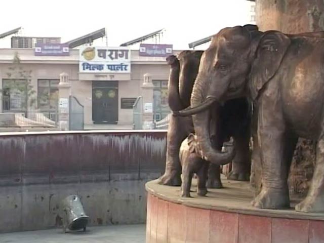 यूपी : मायावती के बनाए स्मारकों में अखिलेश सरकार ने खुलवाई दुकानें