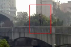 मुंबई : भूखे शख्स को खाने का लालच देकर चढ़ा दिया मोनोरेल के खंभे पर मुंबई : भूखे शख्स को खाने का लालच देकर चढ़ा दिया मोनोरेल के खंभे पर