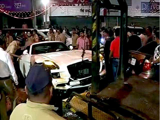 मुंबई : तेज रफ्तार मर्सिडीज ने सड़क किनारे सो रहे पांच लोगों को कुचला
