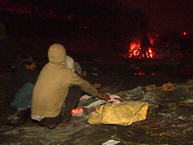 सर्दी के मौसम में गरीबों का श्मशान सहारा