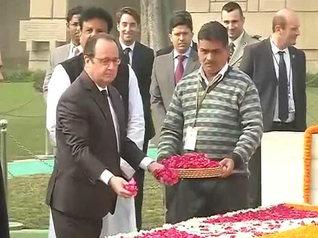 Video : French President Pays Tribute to Mahatma Gandhi at Rajghat