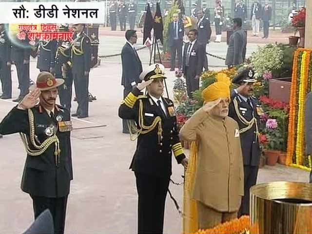 पीएम मोदी ने अमर जवान ज्योति पर दी शहीदों को श्रद्धांजलि