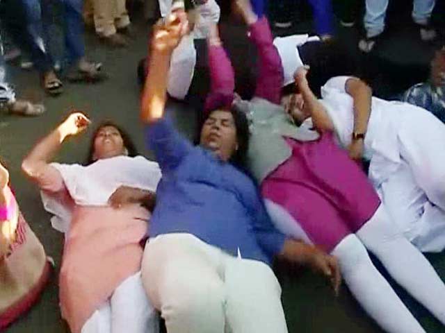 Videos : महाराष्ट्र : शनि मंदिर में जबरन प्रवेश करने आ रही महिलाओं को हिरासत में लिया गया