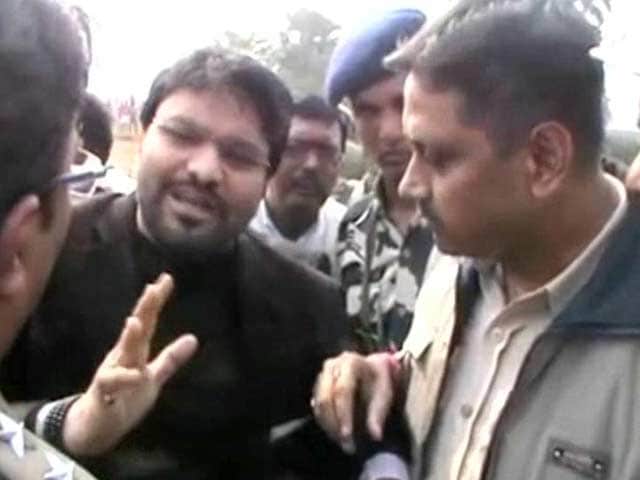 Video : Union Minister Babul Supriyo Stopped By Police In West Bengal's Asansol