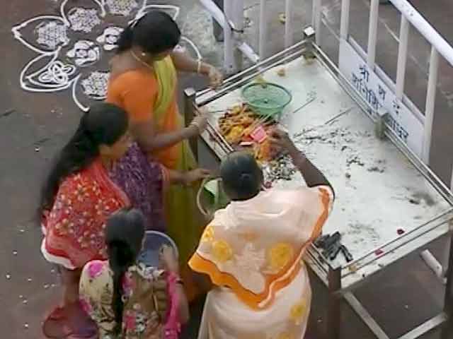 शनि मंदिर मामला : महिला प्रदर्शनकारियों से मिले महाराष्‍ट्र के सीएम फडणवीस