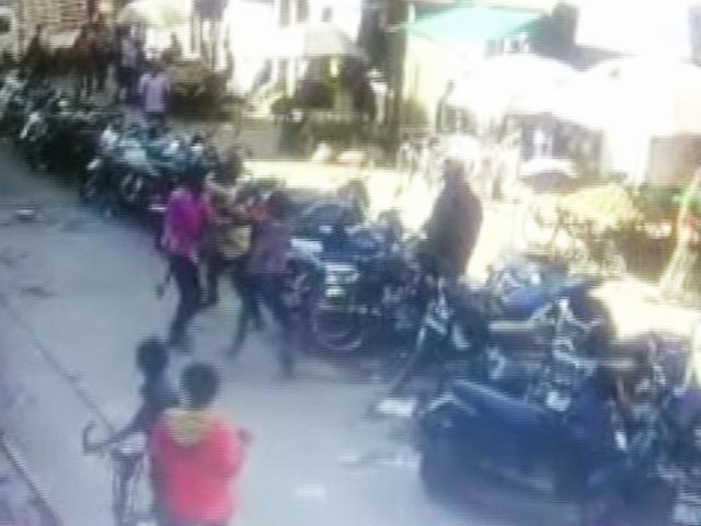 Videos : कैमरे में कैद : चार लड़कों ने तलवारों से किया एक व्यक्ति पर हमला