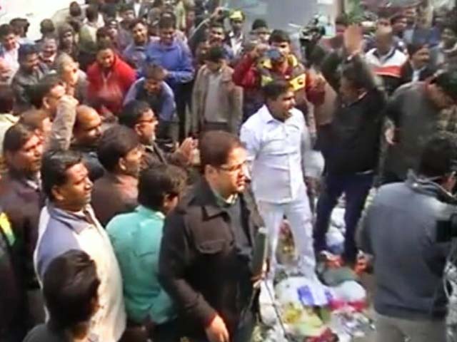 Videos : फिर कूड़ा-कूड़ा दिल्ली : तीनों नगर निगमों के कर्मचारी गए हड़ताल पर