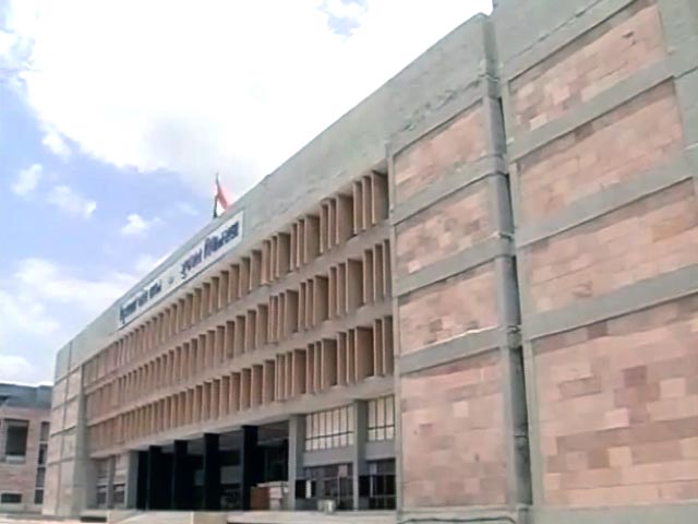 गुजकोक बिल एक बार फिर लटका