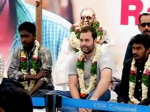 Videos : हैदराबाद यूनिवर्सिटी के छात्रों के साथ राहुल गांधी ने दिया धरना