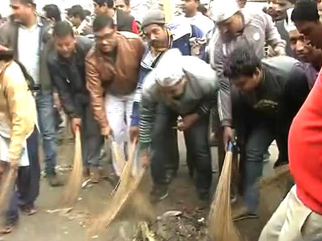 AAP Ministers Use Brooms In Delhi, Sanitation Workers Block Clean-Up Team