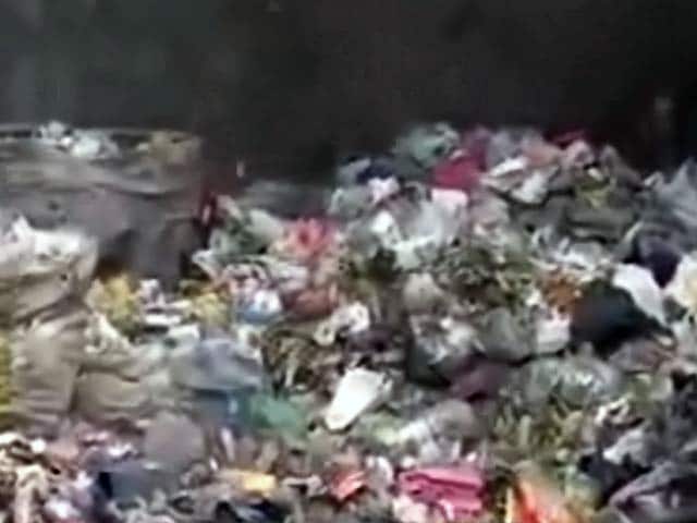 Videos : दिल्ली : सड़कों की सफाई के लिए पहुंचे AAP कार्यकर्ताओं से भिड़े हड़ताली सफाईकर्मी