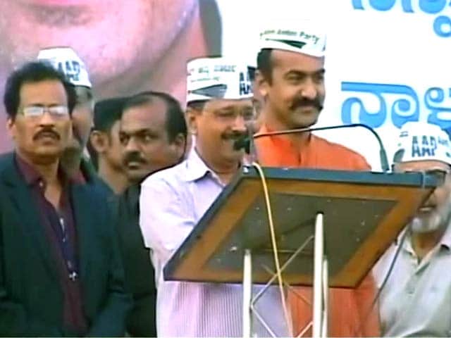 Videos : बेंगलुरु में दिल्ली के सीएम अरविंद केजरीवाल की 'ऑटो रैली'