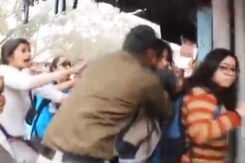 रोहित वेमुला के लिए रैली कर रहे प्रदर्शनकारियों को पुलिस ने बेरहमी से पीटा रोहित वेमुला के लिए रैली कर रहे प्रदर्शनकारियों को पुलिस ने बेरहमी से पीटा