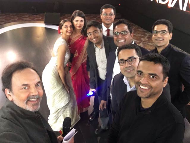 Video : After The Unicorn Award, It Is Selfie Time