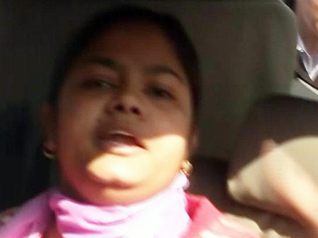 महिला ने पीएम मोदी के काफिले की ओर फूलदान फेंका, हिरासत में ली गई