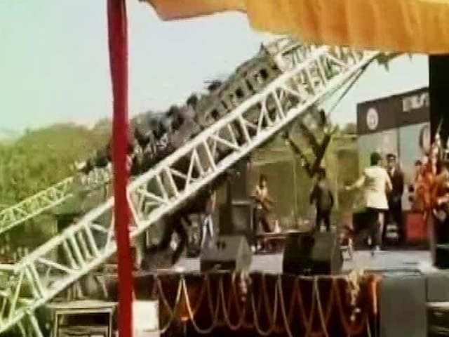 Video : Delhi Student Injured As Light Stand Crashes During College Festival