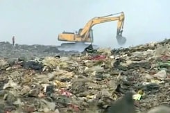 मुंबई : देवनार डम्पिंग ग्राउंड में फिर सुलगी आग मुंबई : देवनार डम्पिंग ग्राउंड में फिर सुलगी आग