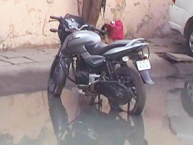 सफाईकर्मियों की हड़ताल के चलते रिहाइशी इलाकों में भरा सीवर का पानी