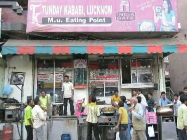 Videos : लखनऊ : टुंडे कबाबी के 8 दुकानों पर सेल्स टैक्स का छापा