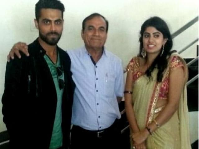 Videos : टीम इंडिया के ऑलराउंडर 'सर' रवींद्र जडेजा ने की सगाई