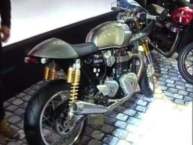 ऑटो एक्स्पो 2016 : आइए देखें ट्राइम्फ की थ्रक्स्टन की खूबियां