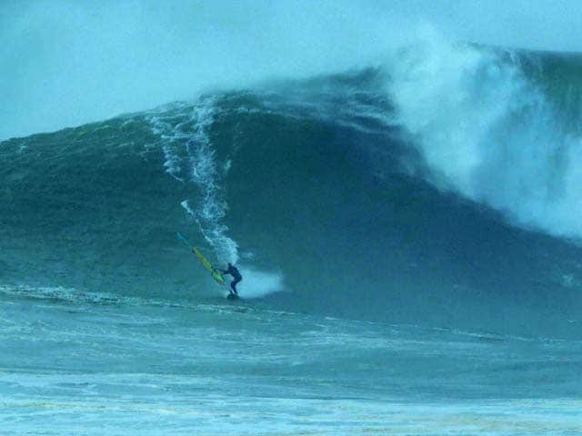 Video : Windsurfing: Jason Polakow Rides Giant Wave In Nazaré