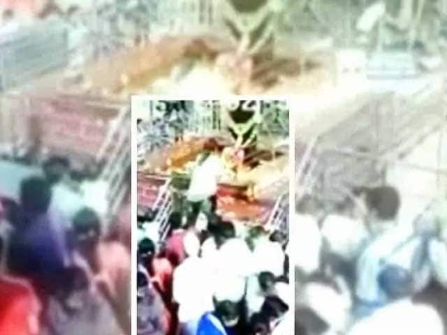 Video : शनि शिंगणापुर मंदिर में महिलाएं पूजा करेंगी या नहीं, सीएम फडणवीस करेंगे फैसला