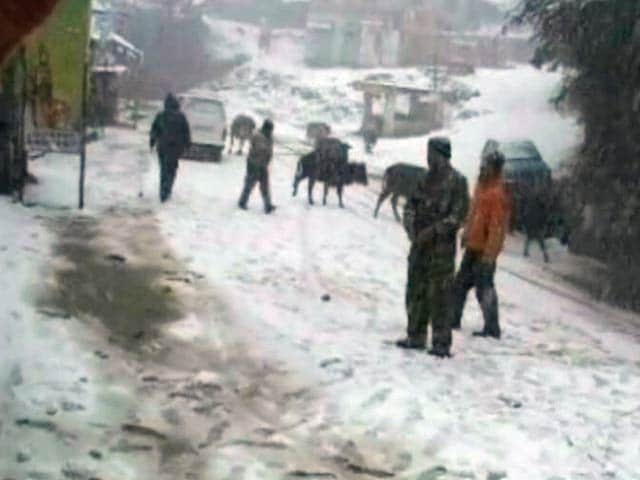 Videos : हिमाचल, उत्तराखंड में ताजा बर्फबारी के बाद उत्तर भारत में लौटी ठंड
