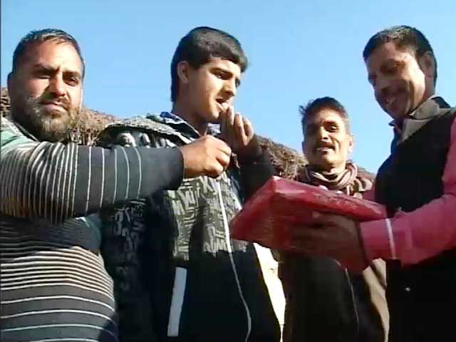 पिता की मौत का बदला लेने के लिए कलम का इस्तेमाल करना चाहता है यह लड़का