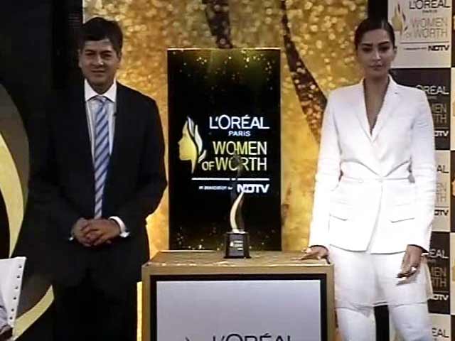 Video : Sonam Kapoor Unveils the Woman of Worth Awards Trophy