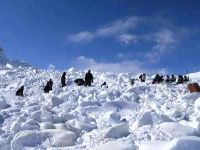Videos : सियाचिन : छह दिन बाद 25 फीट बर्फ के नीचे से जिंदा निकला जवान