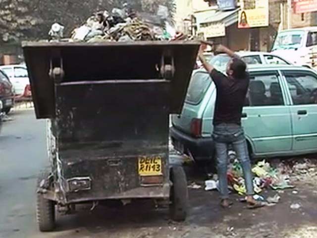 दिल्ली : काम पर लौटे एमसीडी के सफाईकर्मी