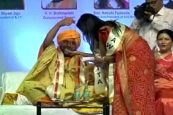 Chief Minister Fadnavis' Wife Gets Necklace 'Out Of Thin Air' Chief Minister Fadnavis' Wife Gets Necklace 'Out Of Thin Air'