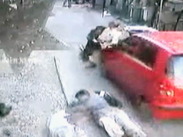 कैमरे में कैद : चेन्नई में एक कार ने दो लोगों को कुचला, कई को मारी टक्कर