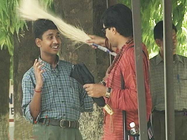 A Laugh Riot: Your Hands Say it All!