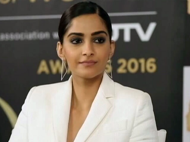 वुमेन ऑफ वर्थ अवॉर्ड 2016 : महिलाओं को सम्मानित करता अवार्ड