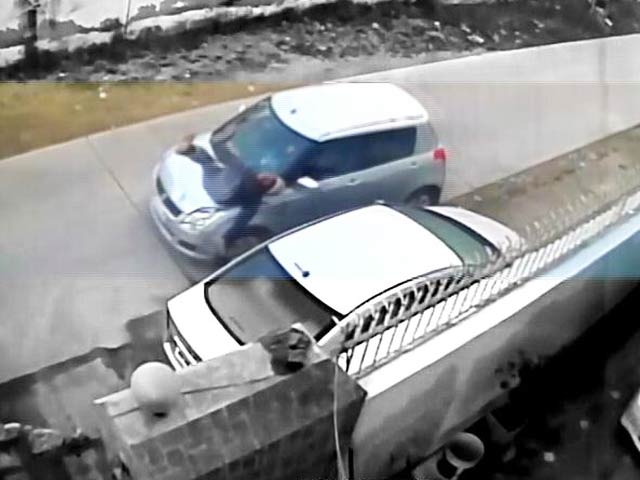 सीसीटीवी में कैद : एक व्यक्ति को जानबूझकर कार से कुचला