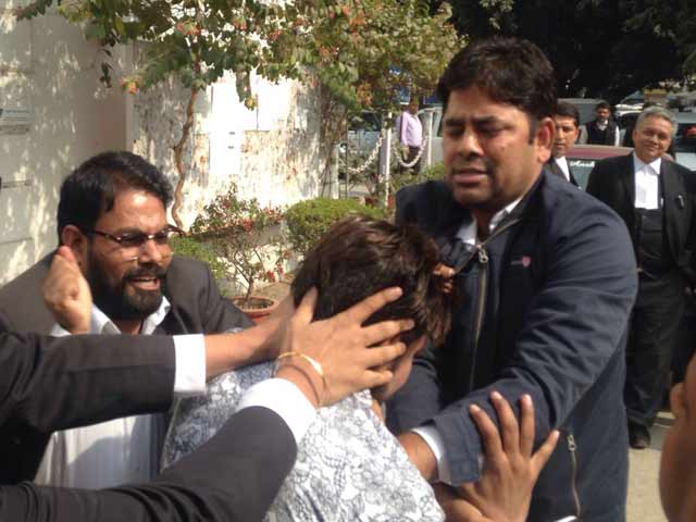 Video : JNU Students And Teachers Attacked in Court, Cops Just Watch