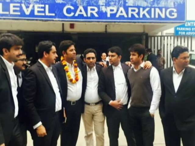 जेएनयू छात्रों, पत्रकारों की पिटाई करने वाले विक्रम चौहान का वकीलों ने किया सम्‍मान