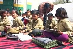 NDTV की ग्राउंड रिपोर्ट : मिड-डे मील से राहत के राज्य सरकार के दावों पर सवाल NDTV की ग्राउंड रिपोर्ट : मिड-डे मील से राहत के राज्य सरकार के दावों पर सवाल